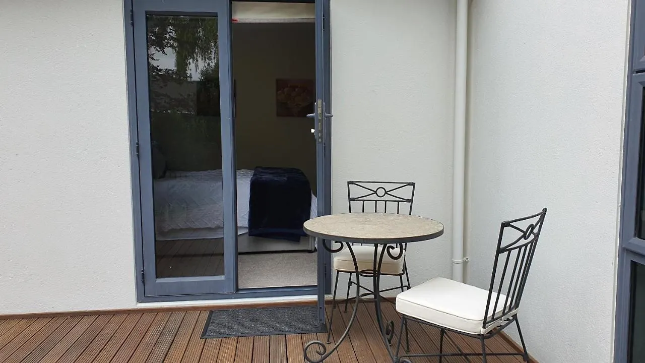 Проживание в семье Christchurch Airport House