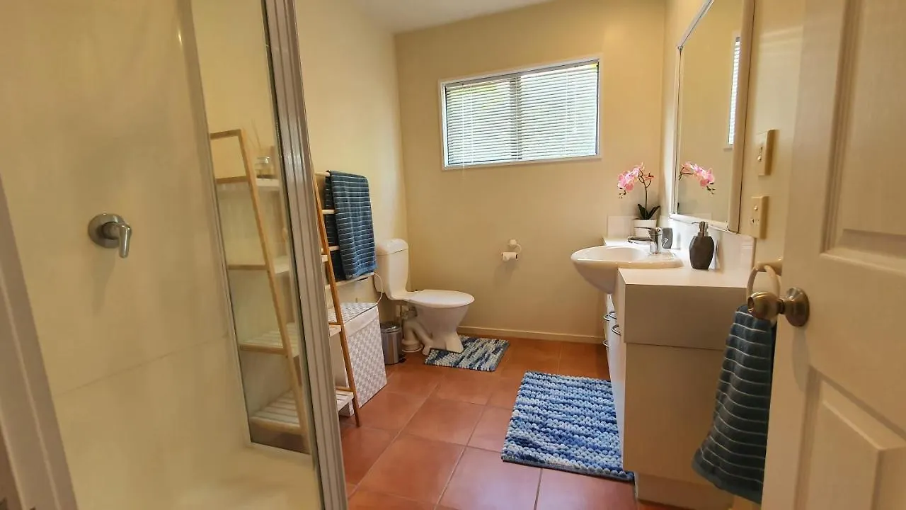 Проживание в семье Christchurch Airport House
